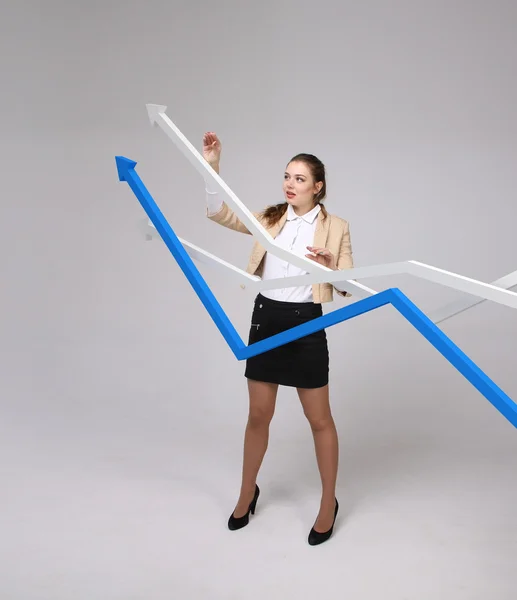 Forretningskvinde arbejder med vækst graf på grå baggrund - Stock-foto