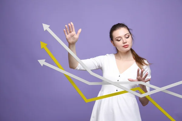 Geschäftsfrau arbeitet mit Wachstumsdiagramm auf violettem Hintergrund — Stockfoto