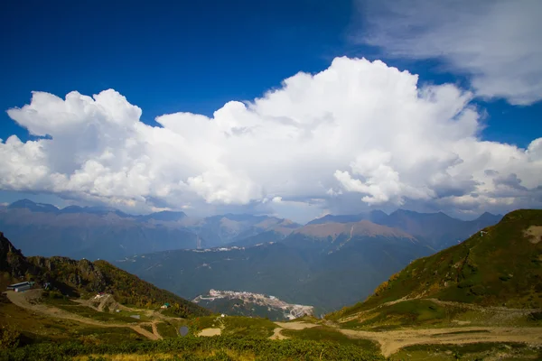 Sommar berglandskap med cumulus moln — Stockfoto