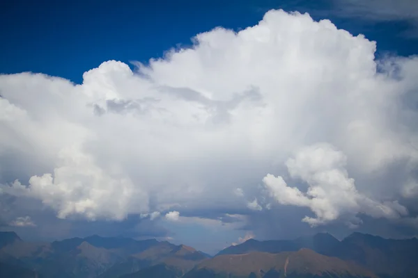 Summer mountain landscape with cumulus cloud — Stock Photo, Image