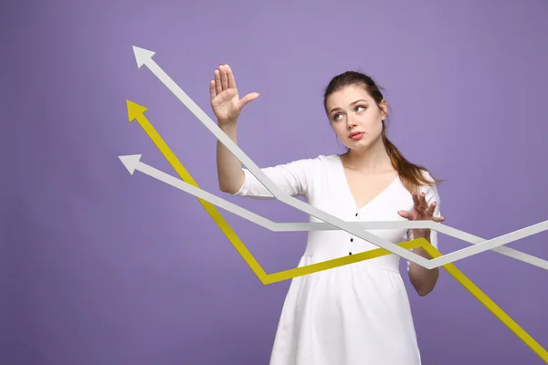 Affärskvinna arbetar med tillväxt diagram på violett bakgrund — Stockfoto
