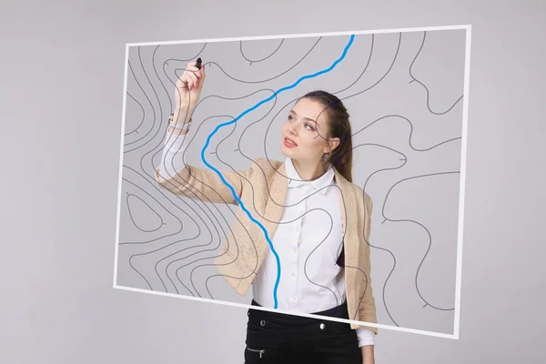 Concept de systèmes d'information géographique, femme scientifique travaillant avec une interface SIG futuriste sur un écran transparent . — Photo