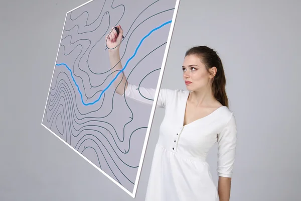 Concepto de sistemas de información geográfica, mujer científica que trabaja con una interfaz SIG futurista en una pantalla transparente . — Foto de Stock