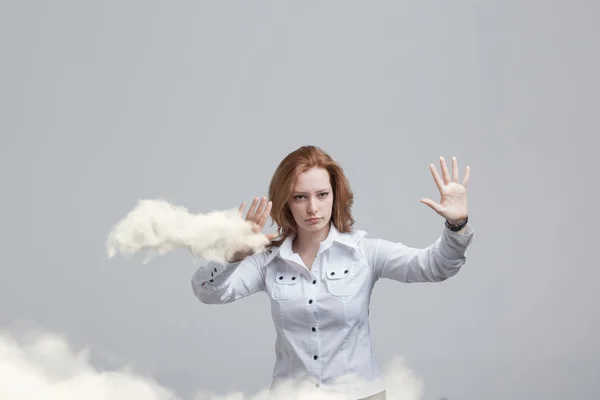 Genç kadın ve bulut, bulut bilgi işlem kavramı — Stok fotoğraf