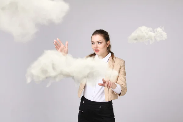 Mujer joven y nube, concepto de computación en nube —  Fotos de Stock