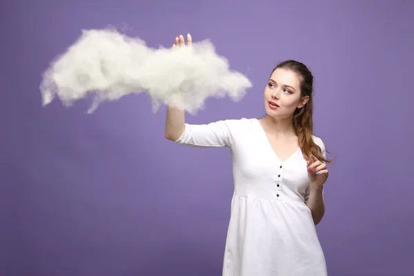 Jeune femme et cloud, concept de cloud computing — Photo