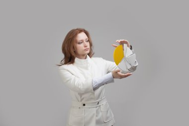 Kadın bir pasta grafik, daire diyagram gösterir. İş analytics kavramı.