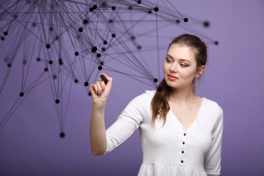 Dünya çapında ağ veya kablosuz Internet bağlantısı fütüristik konsept. Bağlantılı noktalar ile çalışan kadın.