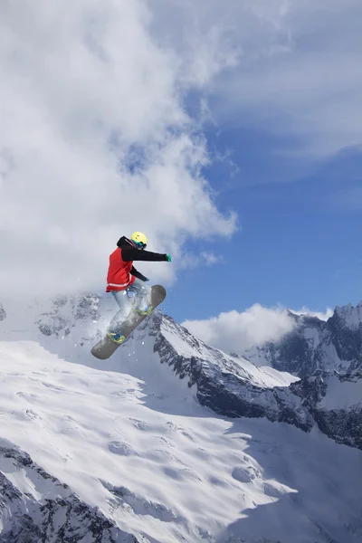 Snowboardfahrer springen auf Bergen. Extremer Freeride-Sport. — Stockfoto