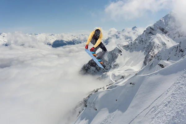 Rider Snowboard skoki na góry. Sport Extreme freeride. — Zdjęcie stockowe