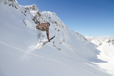 Dağlardaki atlama kayak binici. Ekstrem Kayak freeride spor.