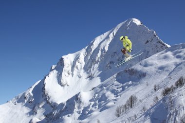 Dağlardaki atlama kayak binici. Ekstrem Kayak freeride spor.