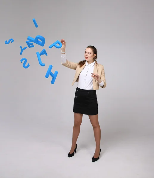 Mujer que trabaja con un conjunto de letras, concepto de escritura . — Foto de Stock