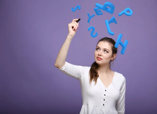 Mujer que trabaja con un conjunto de letras, concepto de escritura . — Foto de Stock