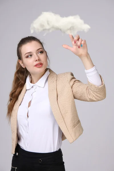 Mujer joven y nube, concepto de computación en nube — Foto de Stock