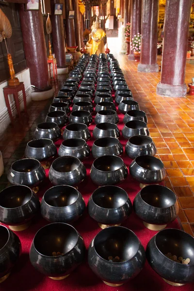 Tigela budista para doações no templo — Fotografia de Stock