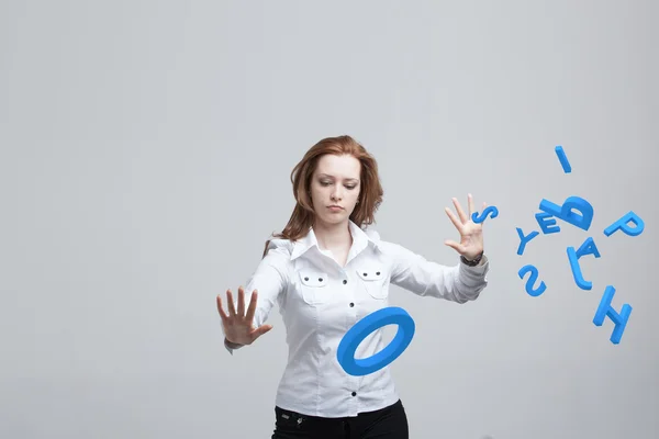 Mulher trabalhando com um conjunto de letras, escrevendo conceito . — Fotografia de Stock