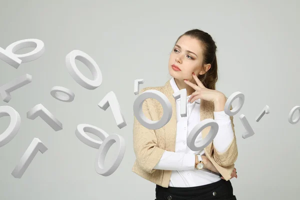 Vrouw die met binaire code, concept van digitale technologie werkt. — Stockfoto