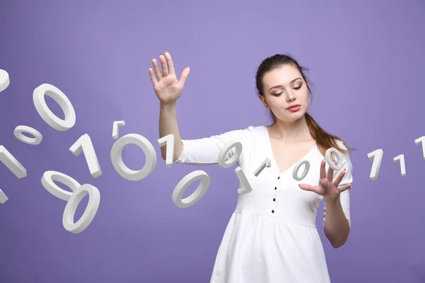 Mulher trabalhando com código binário, conceito de tecnologia digital . — Fotografia de Stock