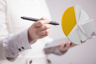 Kadın bir pasta grafik, daire diyagram gösterir. İş analytics kavramı.