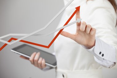 İş kadını ile büyüme Grafiği gri arka plan üzerinde çalışma