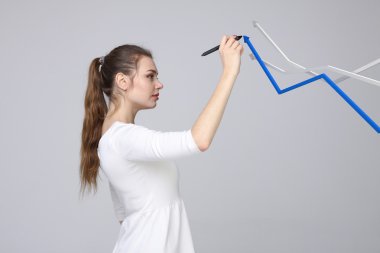 İş kadını ile büyüme Grafiği gri arka plan üzerinde çalışma