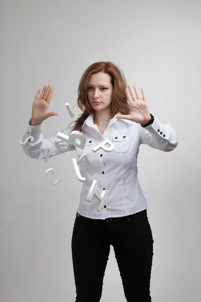 Frau arbeitet mit einer Reihe von Buchstaben, Schreibkonzept. — Stockfoto