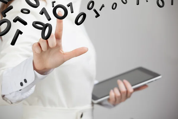 Mujer trabajando con código binario, concepto de tecnología digital . — Foto de Stock