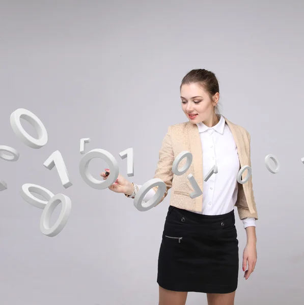 Mujer trabajando con código binario, concepto de tecnología digital . — Foto de Stock