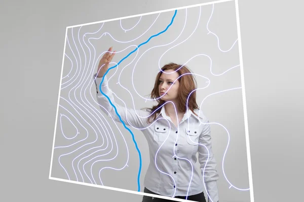 Conceito de sistemas de informação geográfica, mulher cientista trabalhando com interface GIS futurista em uma tela transparente . — Fotografia de Stock