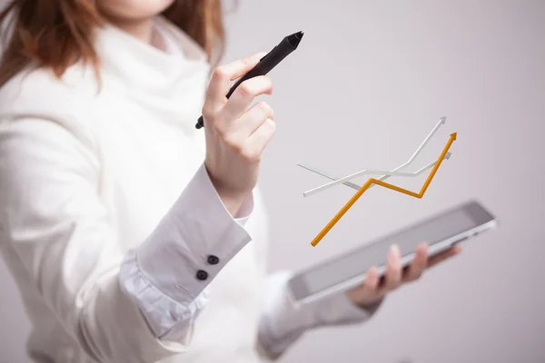 Empresaria trabajando con gráfico de crecimiento sobre fondo gris — Foto de Stock