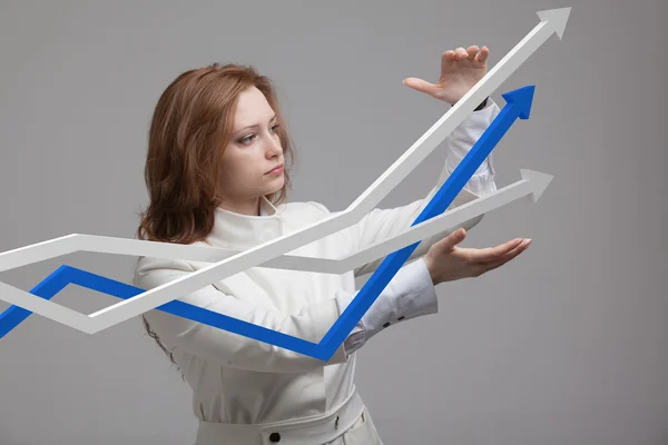 Geschäftsfrau arbeitet mit Wachstumsdiagramm auf grauem Hintergrund Stockbild