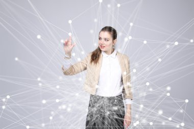 Dünya çapında ağ veya kablosuz Internet bağlantısı fütüristik konsept. Bağlantılı noktalar ile çalışan kadın.