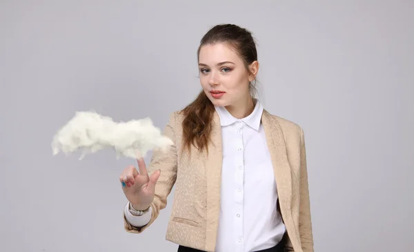 Mujer joven y nube, concepto de computación en nube — Foto de Stock