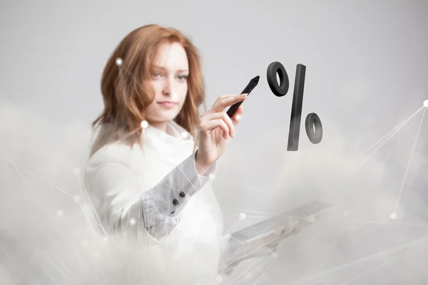 Mujer mostrando el símbolo del porcentaje. Depósito bancario o concepto de venta . — Foto de Stock