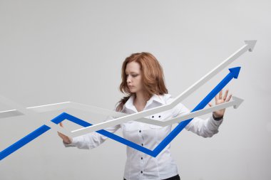 İş kadını ile büyüme Grafiği gri arka plan üzerinde çalışma