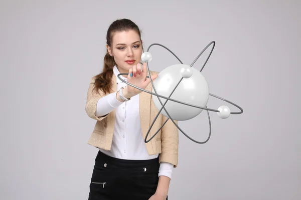 Kvinnan vetenskapsman med Atomen modellerar, forskning koncept — Stockfoto
