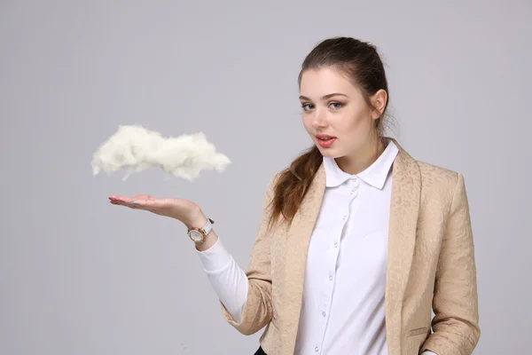 Młoda kobieta trzymając tablet i chmury, chmury obliczeniowej koncepcja — Zdjęcie stockowe