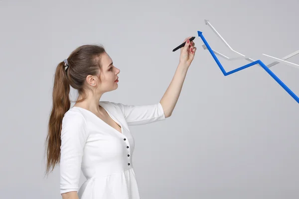 Geschäftsfrau arbeitet mit Wachstumsdiagramm auf grauem Hintergrund — Stockfoto