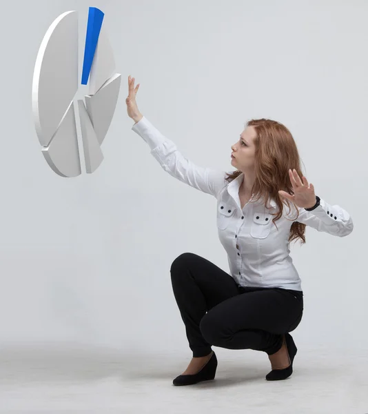 La donna mostra un grafico a torta, diagramma a cerchio. Concetto di analisi aziendale . — Foto Stock