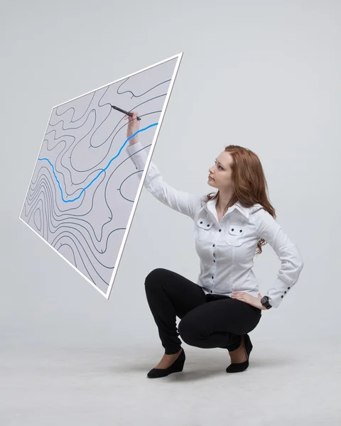 Conceito de sistemas de informação geográfica, mulher cientista trabalhando com interface GIS futurista em uma tela transparente . — Fotografia de Stock