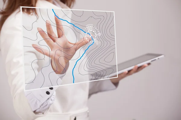 Geografisk information systems koncept, Kvinna forskare som arbetar med futuristiska Gis gränssnitt på en transparent skärm. — Stockfoto