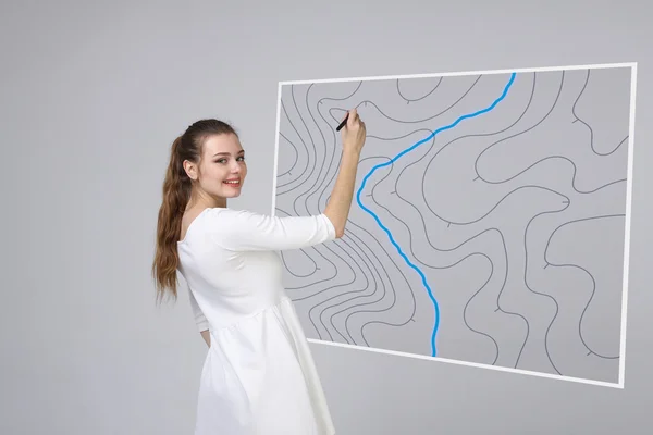 Concetto di sistemi informativi geografici, scienziata donna che lavora con l'interfaccia GIS futuristica su uno schermo trasparente . — Foto Stock