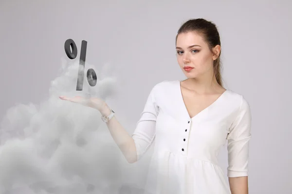 Mujer mostrando el símbolo del porcentaje. Depósito bancario o concepto de venta . — Foto de Stock