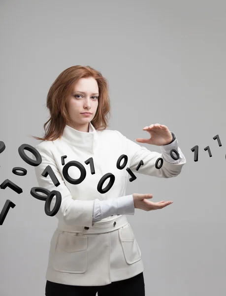 Frau, die mit binärem Code arbeitet, Konzept der digitalen Technologie. — Stockfoto