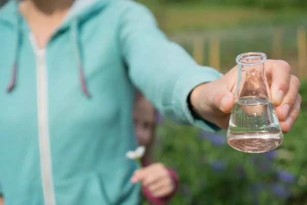 Essai de pureté de l'eau, liquide dans la verrerie de laboratoire — Photo