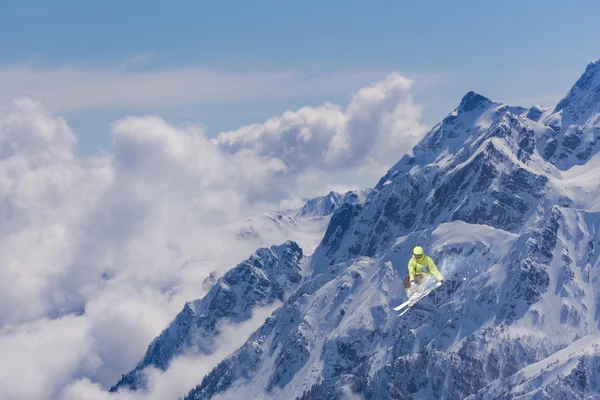 Ski rider jumping on mountains. Extreme ski freeride sport. — Stock Photo, Image
