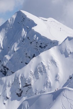 Snowboard freeride, snowboard ve parçaları bir dağ yamacında. Aşırı spor.