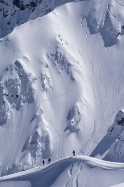 Snowboard freeride, snowboard ve parçaları bir dağ yamacında. Aşırı spor.