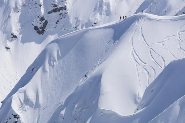 Freeride snowboard, snowboarders y pistas en una ladera de montaña. Deporte extremo . —  Fotos de Stock